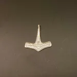 Vikingevedhæng i Sølv Thorshammer Romersdal, bornholm, mjølner, hammer, vedhæng, sterling, sølv, ægte, original, thor, aser, asatro, kriger, krigsgud, amulet, sejr, held, museumssmykker, gamle, nordiske, guder, historiske, smykker, kopi, fund, udgravninger, ribe, danefæ, kopismykker, biti, vikingetiden, oldnordiske