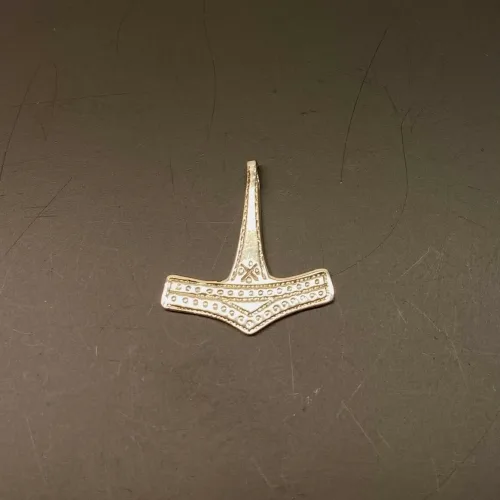 Vikingevedhæng i Sølv Thorshammer Romersdal, bornholm, mjølner, hammer, vedhæng, sterling, sølv, ægte, original, thor, aser, asatro, kriger, krigsgud, amulet, sejr, held, museumssmykker, gamle, nordiske, guder, historiske, smykker, kopi, fund, udgravninger, ribe, danefæ, kopismykker, biti, vikingetiden, oldnordiske