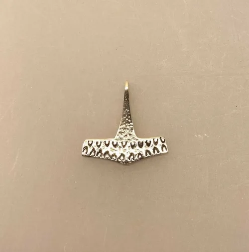 Vikingevedhæng i Sølv Thorshammer Strandby, Vikingevedhæng i Sølv Thorshammer Vejby, mjølner, hammer, vedhæng, sterling, sølv, ægte, original, thor, aser, asatro, kriger, krigsgud, amulet, sejr, held, museumssmykker, gamle, nordiske, guder, historiske, smykker, kopi, fund, udgravninger, ribe, danefæ, kopismykker, biti, vikingetiden, oldnordiske