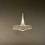 Vikingevedhæng i Sølv Thorshammer Strandby, Vikingevedhæng i Sølv Thorshammer Vejby, mjølner, hammer, vedhæng, sterling, sølv, ægte, original, thor, aser, asatro, kriger, krigsgud, amulet, sejr, held, museumssmykker, gamle, nordiske, guder, historiske, smykker, kopi, fund, udgravninger, ribe, danefæ, kopismykker, biti, vikingetiden, oldnordiske