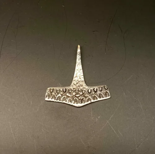 Vikingevedhæng i Sølv Thorshammer Strandby, Vikingevedhæng i Sølv Thorshammer Vejby, mjølner, hammer, vedhæng, sterling, sølv, ægte, original, thor, aser, asatro, kriger, krigsgud, amulet, sejr, held, museumssmykker, gamle, nordiske, guder, historiske, smykker, kopi, fund, udgravninger, ribe, danefæ, kopismykker, biti, vikingetiden, oldnordiske