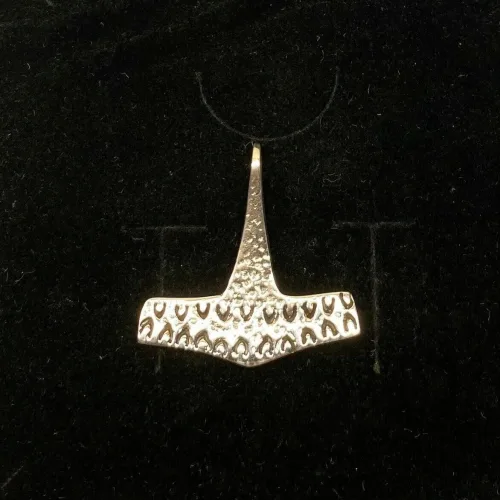 Vikingevedhæng i Sølv Thorshammer Strandby, Vikingevedhæng i Sølv Thorshammer Vejby, mjølner, hammer, vedhæng, sterling, sølv, ægte, original, thor, aser, asatro, kriger, krigsgud, amulet, sejr, held, museumssmykker, gamle, nordiske, guder, historiske, smykker, kopi, fund, udgravninger, ribe, danefæ, kopismykker, biti, vikingetiden, oldnordiske