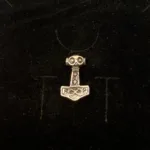 Vikingevedhæng i Sølv Thorshammer med Odins Ravn S, mjølner, thor, hammer, ægte, original, ravn, ravne, hugin, munin, odin, aser, asatro, asgård, information, oplysning, amulet, beskyttelse, lykke, klogskab, museumssmykker, original, ægte, sterling, sølv, ren, massiv, kopi, fund, vikinger, vikingetiden, smykker, vedhæng, sølvsmykke, symbolsk, gave, gaveide, drenge, konfirmation, børn, dreng, biti, ribe,