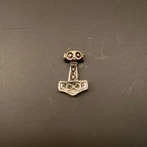 Vikingevedhæng i Sølv Thorshammer med Odins Ravn S, mjølner, thor, hammer, ægte, original, ravn, ravne, hugin, munin, odin, aser, asatro, asgård, information, oplysning, amulet, beskyttelse, lykke, klogskab, museumssmykker, original, ægte, sterling, sølv, ren, massiv, kopi, fund, vikinger, vikingetiden, smykker, vedhæng, sølvsmykke, symbolsk, gave, gaveide, drenge, konfirmation, børn, dreng, biti, ribe,