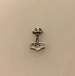 Vikingevedhæng i Sølv Thorshammer med Odins Ravn S, mjølner, thor, hammer, ægte, original, ravn, ravne, hugin, munin, odin, aser, asatro, asgård, information, oplysning, amulet, beskyttelse, lykke, klogskab, museumssmykker, original, ægte, sterling, sølv, ren, massiv, kopi, fund, vikinger, vikingetiden, smykker, vedhæng, sølvsmykke, symbolsk, gave, gaveide, drenge, konfirmation, børn, dreng, biti, ribe,