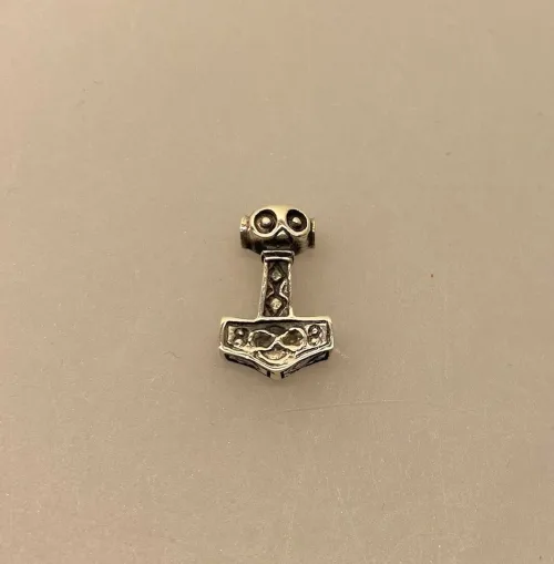 Vikingevedhæng i Sølv Thorshammer med Odins Ravn S, mjølner, thor, hammer, ægte, original, ravn, ravne, hugin, munin, odin, aser, asatro, asgård, information, oplysning, amulet, beskyttelse, lykke, klogskab, museumssmykker, original, ægte, sterling, sølv, ren, massiv, kopi, fund, vikinger, vikingetiden, smykker, vedhæng, sølvsmykke, symbolsk, gave, gaveide, drenge, konfirmation, børn, dreng, biti, ribe,