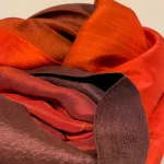 Blød Thaisilke Tørklæde XL - Brun Rust Teglrød, 2073-21, teglrød, rustrød, varmrød, orange, varme, farver, efterårsfarver, gyldne, flot, lækkert, stola, sjal, tørklæde, stort, langt, blødt, eksklusivt, elegant, luksus, kvalitet, silke, ren, ægte, thaisilke, festligt, smart, gave, gaveide, over skuldrene, julegave, biti, ribe