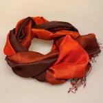 Blød Thaisilke Tørklæde XL - Brun Rust Teglrød, 2073-21, teglrød, rustrød, varmrød, orange, varme, farver, efterårsfarver, gyldne, flot, lækkert, stola, sjal, tørklæde, stort, langt, blødt, eksklusivt, elegant, luksus, kvalitet, silke, ren, ægte, thaisilke, festligt, smart, gave, gaveide, over skuldrene, julegave, biti, ribe