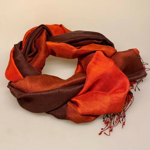 Blød Thaisilke Tørklæde XL - Brun Rust Teglrød, 2073-21, teglrød, rustrød, varmrød, orange, varme, farver, efterårsfarver, gyldne, flot, lækkert, stola, sjal, tørklæde, stort, langt, blødt, eksklusivt, elegant, luksus, kvalitet, silke, ren, ægte, thaisilke, festligt, smart, gave, gaveide, over skuldrene, julegave, biti, ribe