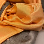 Blød Thaisilke Tørklæde XL - Grå Fersken, lys, orange, gul, varm, grå, abrikos, 2073-57, yse, delikate, nuancer, feminin, elegant, 2073-52, flot, lækkert, stola, sjal, tørklæde, stort, langt, blødt, eksklusivt, elegant, luksus, kvalitet, silke, ren, ægte, thaisilke, festligt, smart, gave, gaveide, over skuldrene, julegave, biti, ribe