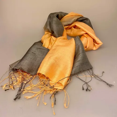 Blød Thaisilke Tørklæde XL - Grå Fersken, lys, orange, gul, varm, grå, abrikos, 2073-57, yse, delikate, nuancer, feminin, elegant, 2073-52, flot, lækkert, stola, sjal, tørklæde, stort, langt, blødt, eksklusivt, elegant, luksus, kvalitet, silke, ren, ægte, thaisilke, festligt, smart, gave, gaveide, over skuldrene, julegave, biti, ribe