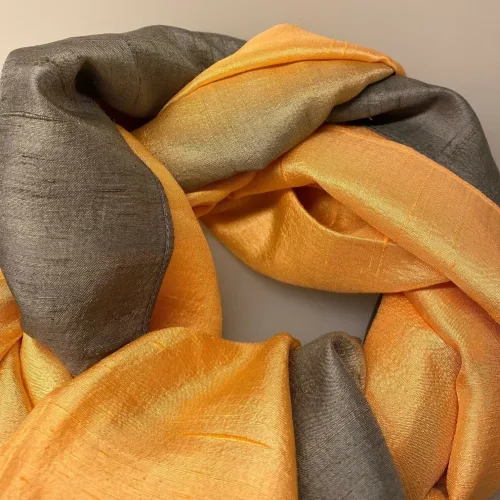 Blød Thaisilke Tørklæde XL - Grå Fersken, lys, orange, gul, varm, grå, abrikos, 2073-57, yse, delikate, nuancer, feminin, elegant, 2073-52, flot, lækkert, stola, sjal, tørklæde, stort, langt, blødt, eksklusivt, elegant, luksus, kvalitet, silke, ren, ægte, thaisilke, festligt, smart, gave, gaveide, over skuldrene, julegave, biti, ribe