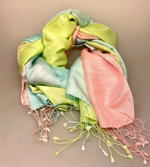 Blød Thaisilke Tørklæde XL - Pastel Farver, rosa, lysegrøn, lyseblå, isblå, lyserød, pistazie, 2073, fv. 30, feminin, delikat, lyse, lot, lækkert, stola, sjal, tørklæde, stort, langt, blødt, eksklusivt, elegant, luksus, kvalitet, silke, ren, ægte, thaisilke, festligt, smart, gave, gaveide, over skuldrene, julegave, biti, ribe