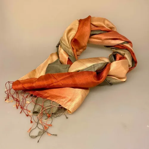 Blød Thaisilke Tørklæde XL - Rust Pudder Khaki, 2073, fv. 46, sart, lyse, grøn, varm, rust, rustrød, grågrøn, dæmpet, orange, 2073, fv. 48, flot, lækkert, stola, sjal, tørklæde, stort, langt, blødt, eksklusivt, elegant, luksus, kvalitet, silke, ren, ægte, thaisilke, festligt, smart, gave, gaveide, over skuldrene, julegave, biti, ribe