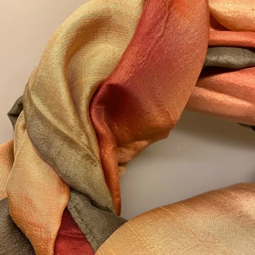 Blød Thaisilke Tørklæde XL - Rust Pudder Khaki, 2073, fv. 46, sart, lyse, grøn, varm, rust, rustrød, grågrøn, dæmpet, orange, 2073, fv. 48, flot, lækkert, stola, sjal, tørklæde, stort, langt, blødt, eksklusivt, elegant, luksus, kvalitet, silke, ren, ægte, thaisilke, festligt, smart, gave, gaveide, over skuldrene, julegave, biti, ribe