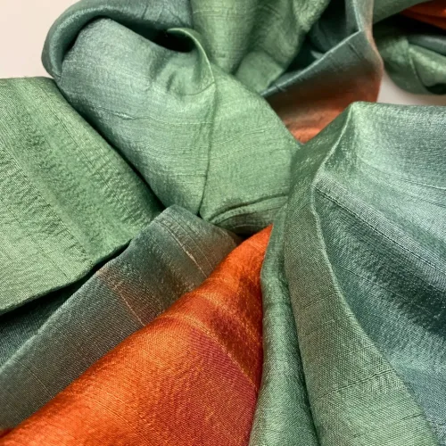 Blød Thaisilke Tørklæde XL - Rust Støvgrøn, varm, kølig, søgrøn, støvet, grøn, grågrøn, dæmpet, orange, 2073, fv. 48, flot, lækkert, stola, sjal, tørklæde, stort, langt, blødt, eksklusivt, elegant, luksus, kvalitet, silke, ren, ægte, thaisilke, festligt, smart, gave, gaveide, over skuldrene, julegave, biti, ribe