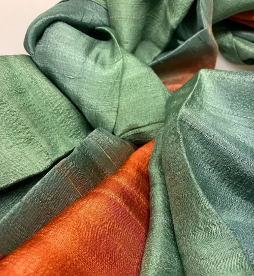 Blød Thaisilke Tørklæde XL - Rust Støvgrøn, varm, kølig, søgrøn, støvet, grøn, grågrøn, dæmpet, orange, 2073, fv. 48, flot, lækkert, stola, sjal, tørklæde, stort, langt, blødt, eksklusivt, elegant, luksus, kvalitet, silke, ren, ægte, thaisilke, festligt, smart, gave, gaveide, over skuldrene, julegave, biti, ribe