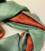 Blød Thaisilke Tørklæde XL - Rust Støvgrøn, varm, kølig, søgrøn, støvet, grøn, grågrøn, dæmpet, orange, 2073, fv. 48, flot, lækkert, stola, sjal, tørklæde, stort, langt, blødt, eksklusivt, elegant, luksus, kvalitet, silke, ren, ægte, thaisilke, festligt, smart, gave, gaveide, over skuldrene, julegave, biti, ribe