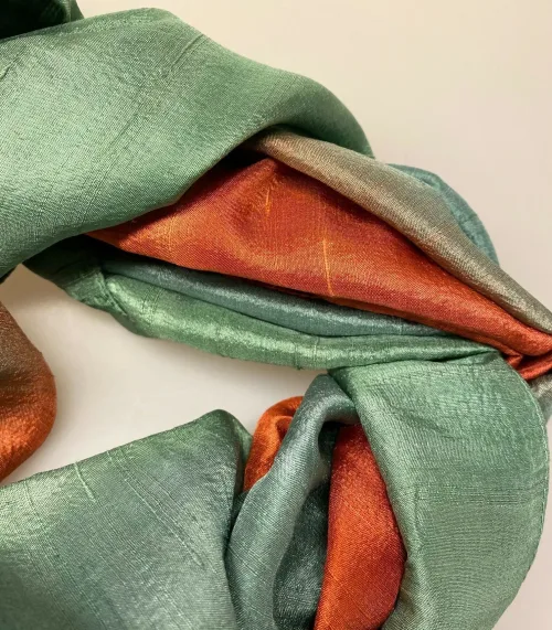 Blød Thaisilke Tørklæde XL - Rust Støvgrøn, varm, kølig, søgrøn, støvet, grøn, grågrøn, dæmpet, orange, 2073, fv. 48, flot, lækkert, stola, sjal, tørklæde, stort, langt, blødt, eksklusivt, elegant, luksus, kvalitet, silke, ren, ægte, thaisilke, festligt, smart, gave, gaveide, over skuldrene, julegave, biti, ribe