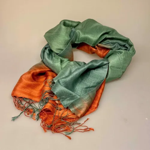 Blød Thaisilke Tørklæde XL - Rust Støvgrøn, varm, kølig, søgrøn, støvet, grøn, grågrøn, dæmpet, orange, 2073, fv. 48, flot, lækkert, stola, sjal, tørklæde, stort, langt, blødt, eksklusivt, elegant, luksus, kvalitet, silke, ren, ægte, thaisilke, festligt, smart, gave, gaveide, over skuldrene, julegave, biti, ribe