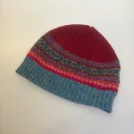 Hue Uld - Eribé Beanie Bordeaux Støvgrøn, velvet, beanie, enkel, hue, strikhur, fintstrikket, tynd, let, lun, ulden, uldhue, hat, dybe, farver, juwel, elegant, skotsk, design, damehue, biti, ribe, eribe, særlig, flot, kvalitet, ren, uld, lambswool, velvet, bordeaux, vinrød, rubinrød,