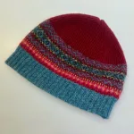 Hue Uld - Eribé Beanie Bordeaux Støvgrøn, velvet, beanie, enkel, hue, strikhur, fintstrikket, tynd, let, lun, ulden, uldhue, hat, dybe, farver, juwel, elegant, skotsk, design, damehue, biti, ribe, eribe, særlig, flot, kvalitet, ren, uld, lambswool, velvet, bordeaux, vinrød, rubinrød,