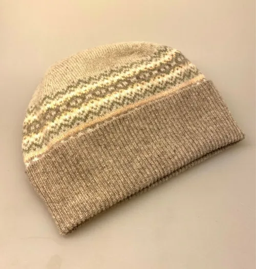 Hue Uld - Eribé med Opslag - Lysegrå Beige, sandfarvet, lysebrun, pudder, nude, mønster, edelweiss, skotsk, skotland, tynd, let, lækker, lun, kvalitet, strik, strikhue, ulden, uld,merino, blød, kradser ikke, smuk, biti, ribe, gave, gaveide, julegave, tilbehør, accessories, speciel, luksus