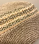 Hue Uld - Eribé med Opslag - Lysegrå Beige, sandfarvet, lysebrun, pudder, nude, mønster, edelweiss, skotsk, skotland, tynd, let, lækker, lun, kvalitet, strik, strikhue, ulden, uld,merino, blød, kradser ikke, smuk, biti, ribe, gave, gaveide, julegave, tilbehør, accessories, speciel, luksus