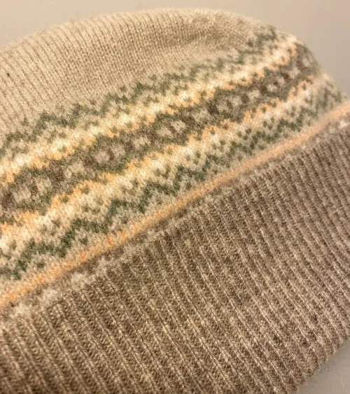 Hue Uld - Eribé med Opslag - Lysegrå Beige, sandfarvet, lysebrun, pudder, nude, mønster, edelweiss, skotsk, skotland, tynd, let, lækker, lun, kvalitet, strik, strikhue, ulden, uld,merino, blød, kradser ikke, smuk, biti, ribe, gave, gaveide, julegave, tilbehør, accessories, speciel, luksus