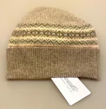 Hue Uld - Eribé med Opslag - Lysegrå Beige, sandfarvet, lysebrun, pudder, nude, mønster, edelweiss, skotsk, skotland, tynd, let, lækker, lun, kvalitet, strik, strikhue, ulden, uld,merino, blød, kradser ikke, smuk, biti, ribe, gave, gaveide, julegave, tilbehør, accessories, speciel, luksus