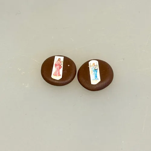 Miniature 2 styk Honningkager med Engle, runde, julekager, honningbomber, to styk, sæt, engle, glansbillede, honningkage med engel, honningkagehjerte, hjerte, af honning, honningkage, kagemand, glansbillede, julebag, julekage, 1:12, mini, mad, kager, bager, dukkehus, dukkehuset, tilbehør, ting, miniature, nisser, nisse, nissedør, nissehus, nissebo, juleting, små, flytter ind, jul i, biti, ribe, den store bagedyst, konditor, biti,