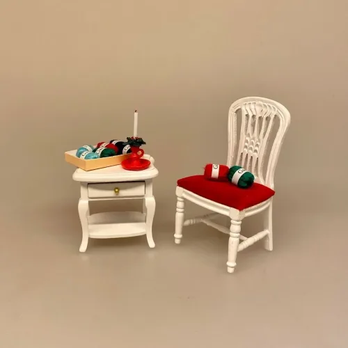 Miniature Æske med Garnnøgler, garn, strik, hjemmestrik, garnkurv, strikkepinde, dukkehus, ting, tilbehør, til, nisser, nissebo, nissedør, gavekort, garnbutik, miniatuere, sangskjuler, gavekort, gaveide, lillebitte, '