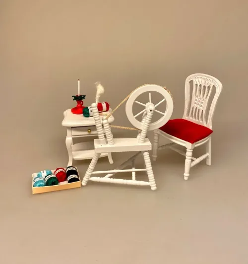 Miniature Æske med Garnnøgler, garn, strik, hjemmestrik, garnkurv, strikkepinde, dukkehus, ting, tilbehør, til, nisser, nissebo, nissedør, gavekort, garnbutik, miniatuere, sangskjuler, gavekort, gaveide, lillebitte, '