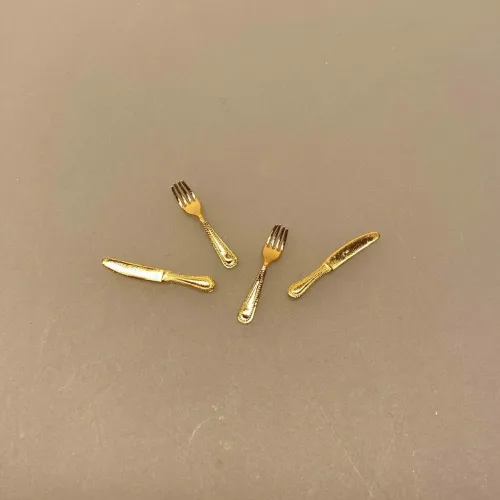 Miniature Bestik - Kniv & Gaffel i Guld til 2, bestik, gaffeltøj, kniv og gaffel, elegant, adeligt, kongeligt, ske, gaffel, kniv, bestik, knive, skeer, gafler, service, dukkehus, ting, til, tilbehør, nisser, nissebo, nissehus, nissedør, julekalender, miniature, dukkehusting, dukkehustilbehør, 1:12, sætterkasse, sættekasse, biti, ribe, dukkestue