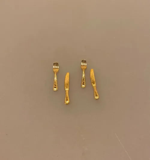 Miniature Bestik - Kniv & Gaffel i Guld til 2, bestik, gaffeltøj, kniv og gaffel, elegant, adeligt, kongeligt, ske, gaffel, kniv, bestik, knive, skeer, gafler, service, dukkehus, ting, til, tilbehør, nisser, nissebo, nissehus, nissedør, julekalender, miniature, dukkehusting, dukkehustilbehør, 1:12, sætterkasse, sættekasse, biti, ribe, dukkestue
