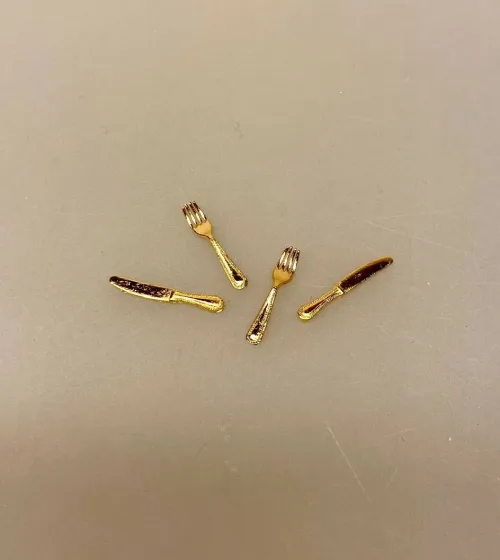 Miniature Bestik - Kniv & Gaffel i Guld til 2, bestik, gaffeltøj, kniv og gaffel, elegant, adeligt, kongeligt, ske, gaffel, kniv, bestik, knive, skeer, gafler, service, dukkehus, ting, til, tilbehør, nisser, nissebo, nissehus, nissedør, julekalender, miniature, dukkehusting, dukkehustilbehør, 1:12, sætterkasse, sættekasse, biti, ribe, dukkestue