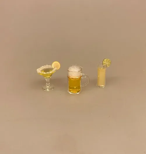 Miniature Glas med Fadøl, frisk fra fad, bierfest, oktoberfest, tulibier, ølkrus, fadøl, glas, miniature, dukkehus, drikkevarer, øl, minibar, sjov, dukkehus, nisser, nisseøl, nissedør, nissehus, jul, julestue, dukkehustilbehør, dukkemad, mundblæst, glas med hank, biti, ribe