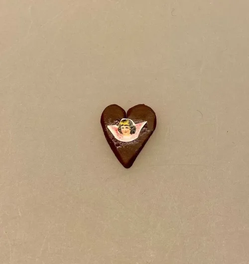 Miniature Honninghjerte med Engel, engle, glansbillede, honningkage med engel, honningkagehjerte, hjerte, af honning, honningkage, kagemand, glansbillede, julebag, julekage, 1:12, mini, mad, kager, bager, dukkehus, dukkehuset, tilbehør, ting, miniature, nisser, nisse, nissedør, nissehus, nissebo, juleting, små, flytter ind, jul i, biti, ribe, den store bagedyst, konditor, biti,