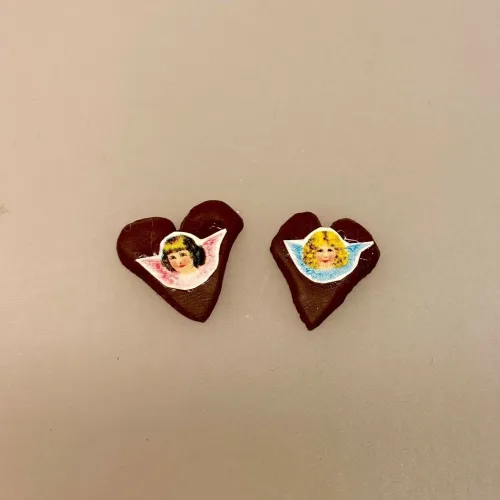 Miniature Honninghjerte med Engel, engle, glansbillede, honningkage med engel, honningkagehjerte, hjerte, af honning, honningkage, kagemand, glansbillede, julebag, julekage, 1:12, mini, mad, kager, bager, dukkehus, dukkehuset, tilbehør, ting, miniature, nisser, nisse, nissedør, nissehus, nissebo, juleting, små, flytter ind, jul i, biti, ribe, den store bagedyst, konditor, biti,