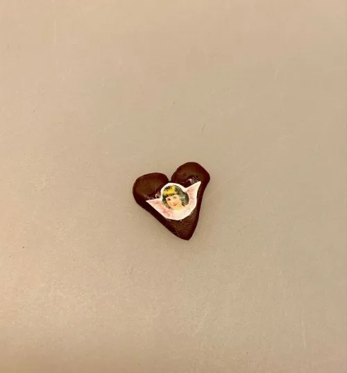 Miniature Honninghjerte med Engel, engle, glansbillede, honningkage med engel, honningkagehjerte, hjerte, af honning, honningkage, kagemand, glansbillede, julebag, julekage, 1:12, mini, mad, kager, bager, dukkehus, dukkehuset, tilbehør, ting, miniature, nisser, nisse, nissedør, nissehus, nissebo, juleting, små, flytter ind, jul i, biti, ribe, den store bagedyst, konditor, biti,