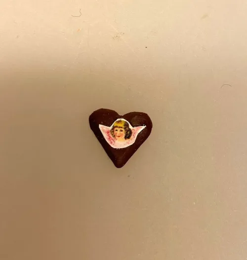 Miniature Honninghjerte med Engel, engle, glansbillede, honningkage med engel, honningkagehjerte, hjerte, af honning, honningkage, kagemand, glansbillede, julebag, julekage, 1:12, mini, mad, kager, bager, dukkehus, dukkehuset, tilbehør, ting, miniature, nisser, nisse, nissedør, nissehus, nissebo, juleting, små, flytter ind, jul i, biti, ribe, den store bagedyst, konditor, biti,
