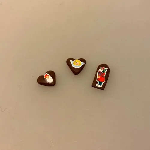 Miniature Honningkage Julemand, honningkage, kagemand, glansbillede, julebag, julekage, 1:12, mini, mad, kager, bager, dukkehus, dukkehuset, tilbehør, ting, miniature, nisser, nisse, nissedør, nissehus, nissebo, juleting, små, flytter ind, jul i, biti, ribe, den store bagedyst, konditor, biti,