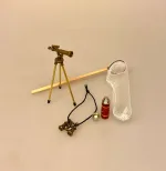Miniature Fiskenet med Skaft, Miniature Kikkert på Stativ, teleskop, teleskopkikkert, linse, kamera, feltarbejde, ekskursion, naturen, sommerfugle, fugle, insekter, herbarium, ornitolog, minikikkert, miniature, jagt, jæger, udstyr, 1:12, symbolsk, gave, nisser, nissetilbehør, ting, til, tilbehør, nissedør, nissetilbehør, dukkehus, dukkehustilbehør, dukkehusting, vinter, jul, biti, ribe,