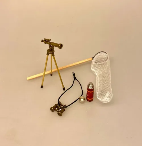 Miniature Fiskenet med Skaft, Miniature Kikkert på Stativ, teleskop, teleskopkikkert, linse, kamera, feltarbejde, ekskursion, naturen, sommerfugle, fugle, insekter, herbarium, ornitolog, minikikkert, miniature, jagt, jæger, udstyr, 1:12, symbolsk, gave, nisser, nissetilbehør, ting, til, tilbehør, nissedør, nissetilbehør, dukkehus, dukkehustilbehør, dukkehusting, vinter, jul, biti, ribe,