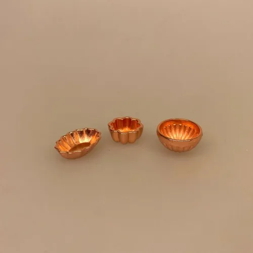 Miniature Kobber Bageforme, bageform, køkkentøj, køkken, dukkehus, ting til, tilbehør, dukkehuset, nisser, nisseting, nissedør, nissetilbehør, birgitte frigast, miniature, kobberbryllup, symbolsk, gave, gaveide, gavekort, sangskjuler, 1:12, dukkehustilbehør, dukkehusting, biti, ribe,