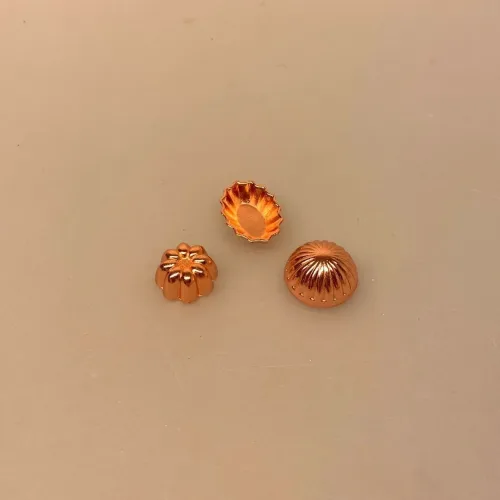 Miniature Kobber Bageforme, bageform, køkkentøj, køkken, dukkehus, ting til, tilbehør, dukkehuset, nisser, nisseting, nissedør, nissetilbehør, birgitte frigast, miniature, kobberbryllup, symbolsk, gave, gaveide, gavekort, sangskjuler, 1:12, dukkehustilbehør, dukkehusting, biti, ribe,