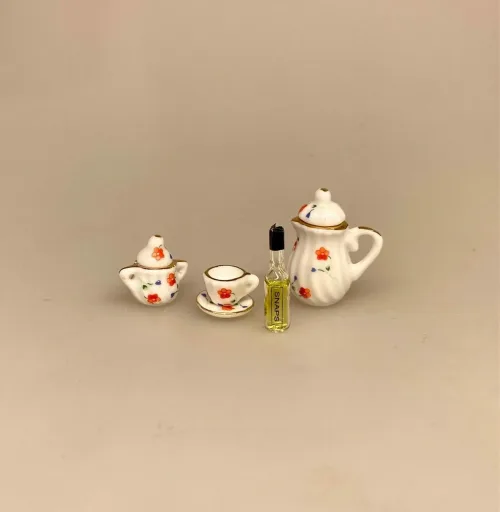 Miniature Porcelænskrukke Lille med Blomst, Miniature Kaffekande Porcelæn med Blomster, kaffekande, kaffepause, Miniature Kop Porcelæn Blomster, kaffepunch, snaps, haps haps haps, nu skal vi have snaps, service, kaffe, kaffeservice, middagstallerken, mini, miniature, miniatyre, 1:12, dukkehus, nisser, symbolsk, gave, gavekort, sangskjuler, sønderjysk kaffebord, tjener, madlavning, borddækning, nisserne, nissedør, dukkehusting, dukkehustilbehør, interiør, ting til, sættekasse, sætterkasse, biti, Best in miniature