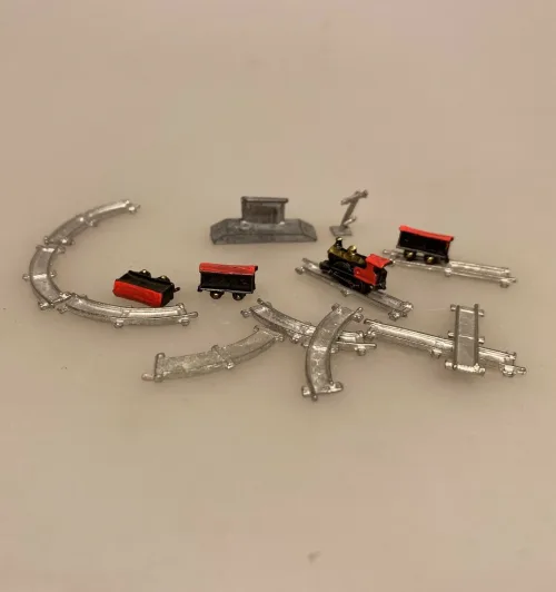 Miniature Legetøjs Togbane, legetøj, legetøjstog, jernbane, togvogne, model, togbane, samler, 1:12, dukkehus, dukkehusting, dukkehustilbehør, børneværelset, mini, sjov, nisser, ting til, tilbehør, julemandens værksted, jul i, nissedør, nissetilbehør, nissehus, sangskjuler, legetøjsbutik, legetøjsland, miniature, biti, ribe, merklin,