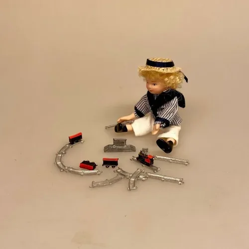 Miniature Legetøjs Togbane, legetøj, legetøjstog, jernbane, togvogne, model, togbane, samler, 1:12, dukkehus, dukkehusting, dukkehustilbehør, børneværelset, mini, sjov, nisser, ting til, tilbehør, julemandens værksted, jul i, nissedør, nissetilbehør, nissehus, sangskjuler, legetøjsbutik, legetøjsland, miniature, biti, ribe, merklin,