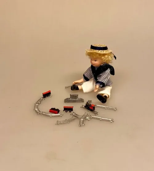 Miniature Legetøjs Togbane, legetøj, legetøjstog, jernbane, togvogne, model, togbane, samler, 1:12, dukkehus, dukkehusting, dukkehustilbehør, børneværelset, mini, sjov, nisser, ting til, tilbehør, julemandens værksted, jul i, nissedør, nissetilbehør, nissehus, sangskjuler, legetøjsbutik, legetøjsland, miniature, biti, ribe, merklin,